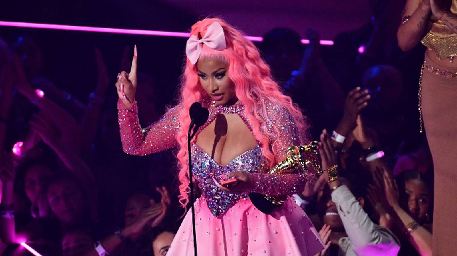 Heres How The Viral Nicki Minaj 2022 Vma Cellphone Incident Went Down Star 945 