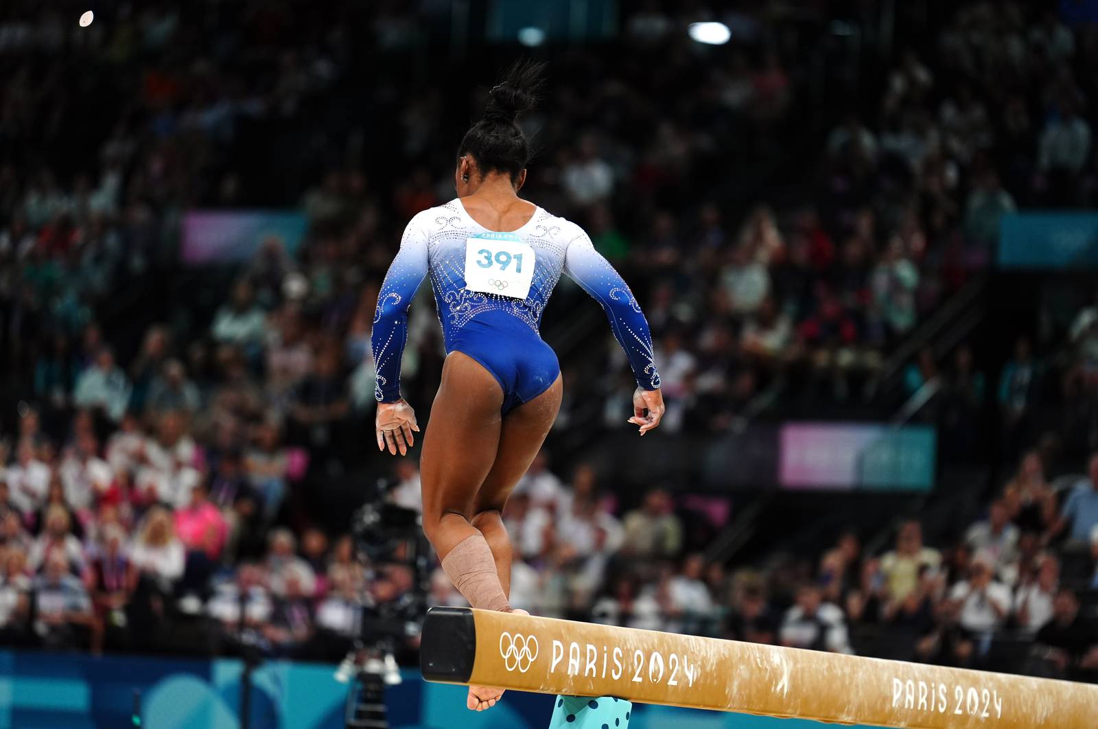 Paris Olympics Simone Biles falls from balance beam, goes out of