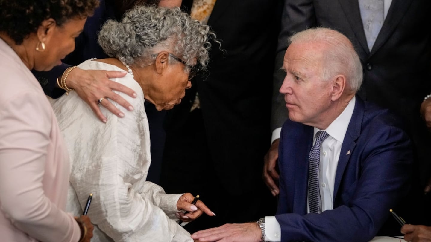 Opal Lee talking to President Joe Biden